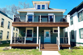 Trendy and Stylish 3BR Uptown Duplex with Balcony